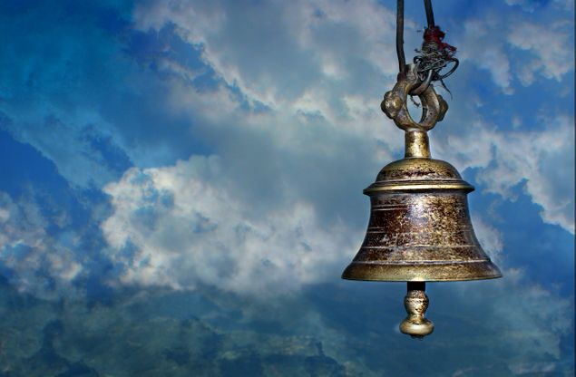 La campana es el instrumento musical más común e indispensable en el ritual tántrico budista. 
 La campana tibetana es un instrumento ritual que simboliza el saber, la compasión y la sabidurí­a que conducen al estado de buda y a la iluminación