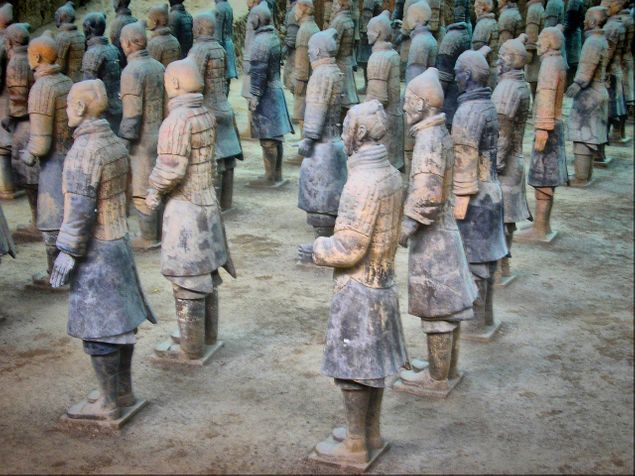 Los Guerreros de terracota son un conjunto de más de 8000 figuras de guerreros y caballos de terracota a tamaño real, que fueron enterradas cerca del autoproclamado primer emperador de China de la Dinastía Qin, Qin Shi Huang, en 210-209 a. C. , se encuentran en la ciudad de Xiam ( China )