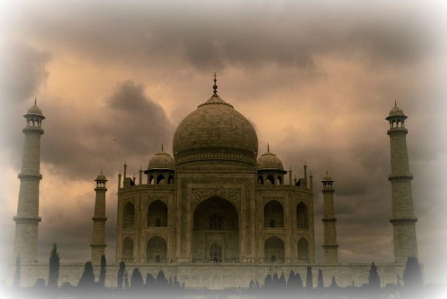 El Taj Mahal (hindi: ताज महल Tāj Mahal, urdu: تاج محل Tāŷ Mahal 'Corona de los palacios'; /tɑːʒ mə'hɑl/) es un monumento funerario construido entre 1631 y 1654 en la ciudad de Agra, estado de Uttar Pradesh (India), a orillas del río Yamuna, por el emperador musulmán Shah Jahan de la dinastía mogol. El imponente conjunto de edificios se erigió en honor de su esposa favorita, Arjumand Banu Begum —más conocida como Mumtaz Mahal— que murió en el parto de su decimocuarta hija. Se estima que su construcción necesitó el esfuerzo de unos 20 000 obreros bajo dirección de un conjunto de arquitectos liderados por el arquitecto de la corte, Ustad Ahmad Lahori